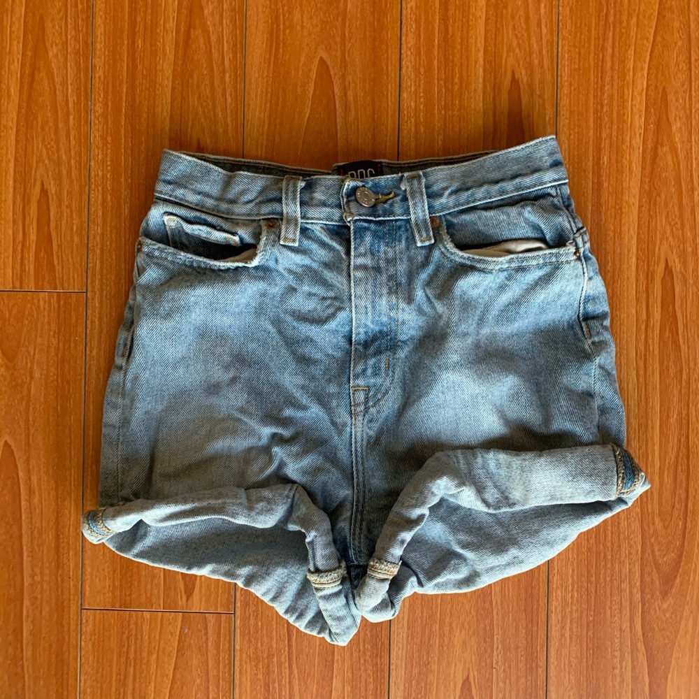 BDG CUFFED SHORTS (URBAN OUTFITTERS)